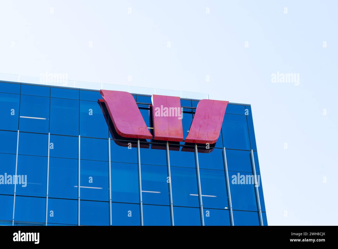 Auckland, nuova Zelanda - 30 gennaio 2024: Logo della banca Westpac sull'edificio di Auckland, nuova Zelanda. Foto Stock