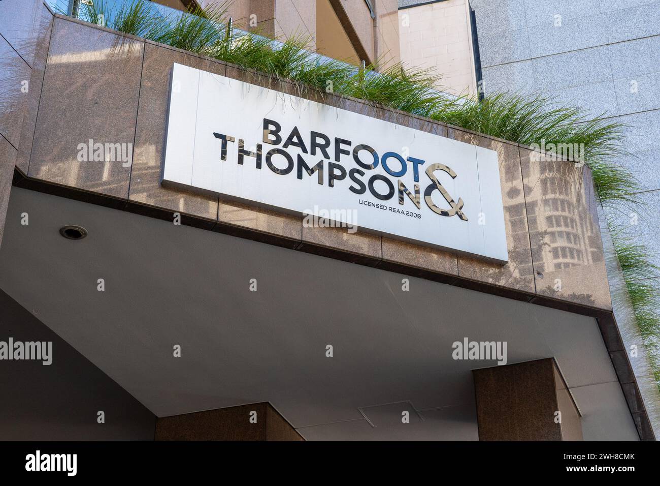 Auckland, NZ - 30 gennaio 2024: Il logo Barfoot e Thompson è apposto sull'edificio di Auckland, nuova Zelanda. Foto Stock