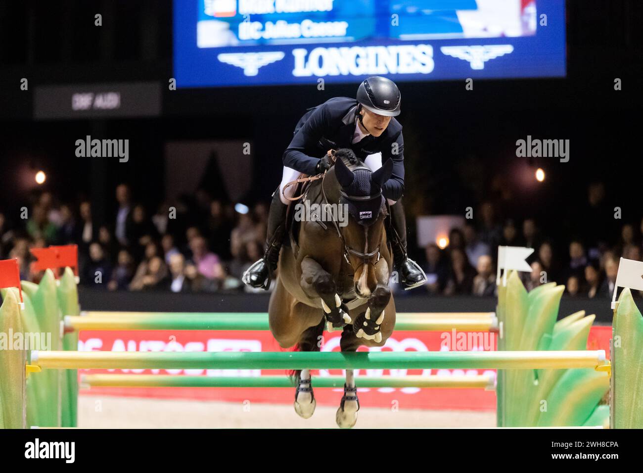 Bordeaux, Francia - 4 febbraio 2024. Max Kuhner dell'Austria gareggia nel Gran Premio di Audi al Jumping International Bordeaux. Foto Stock