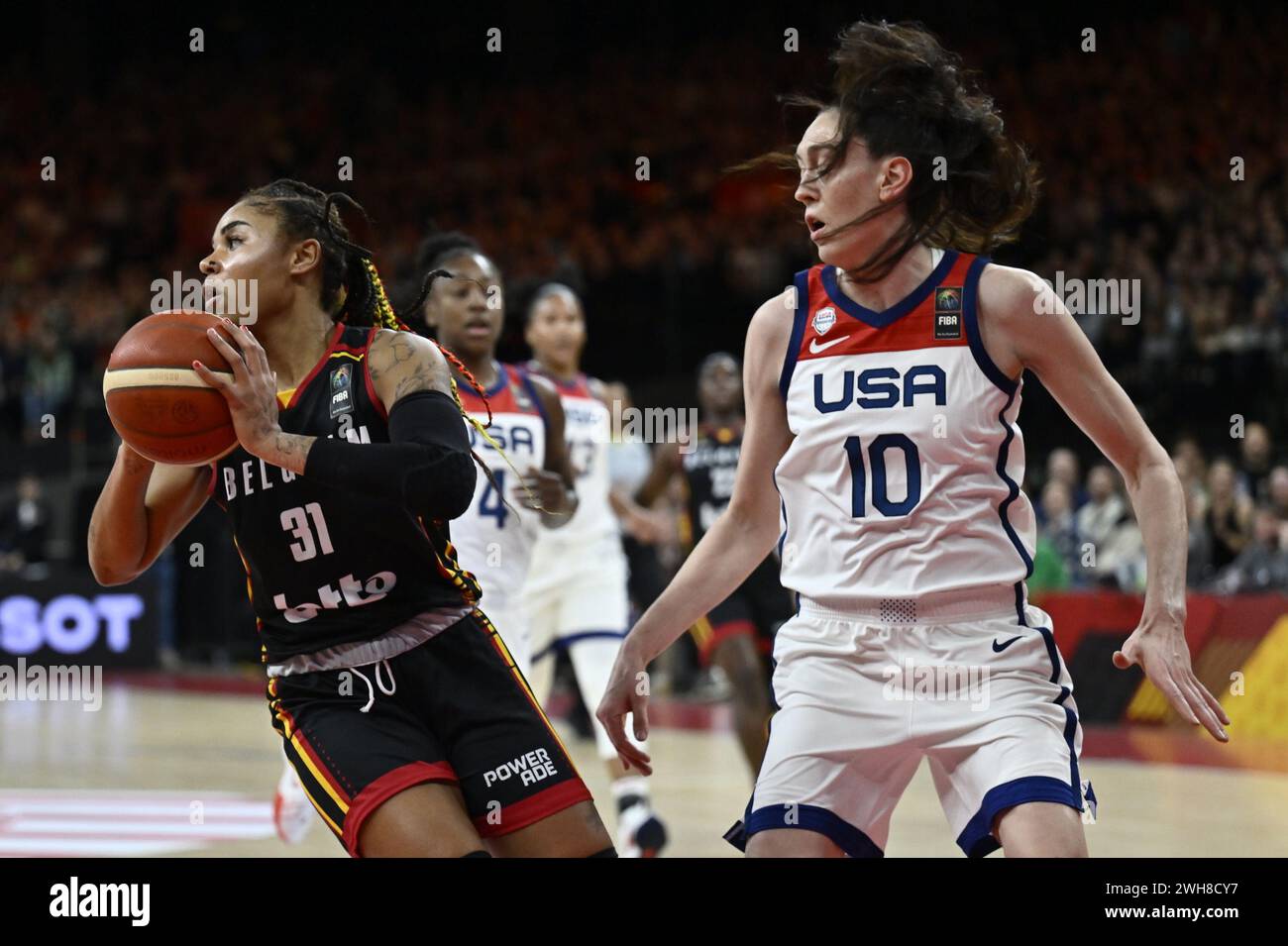 Anversa, Belgio. 8 febbraio 2024. Maxuella Lisowa Mbaka belga e Breanna Stewart statunitense ritratti in azione durante una partita di basket tra la nazionale belga femminile "The Belgian Cats" e gli Stati Uniti, giovedì 8 febbraio 2024 ad Anversa, durante il torneo di qualificazione femminile FIBA per le Olimpiadi estive 2024 a Parigi, Francia. BELGA FOTO DIRK WAEM credito: Belga News Agency/Alamy Live News Foto Stock