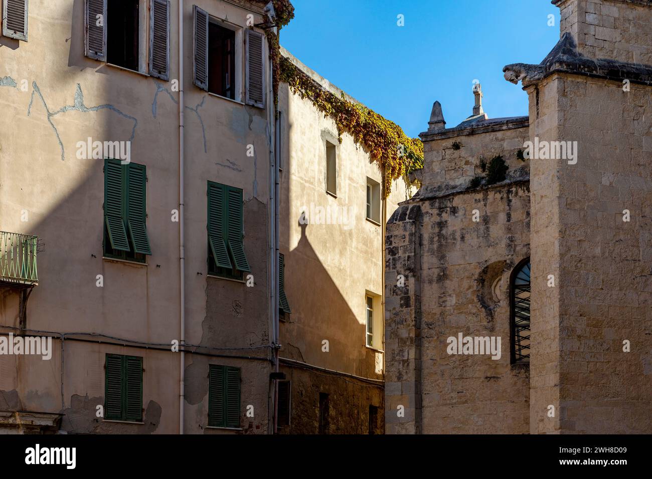 Vicolo vicino alla Cattedrale di Sassari, con l'ombra di una croce su un muro, la Sardegna Foto Stock