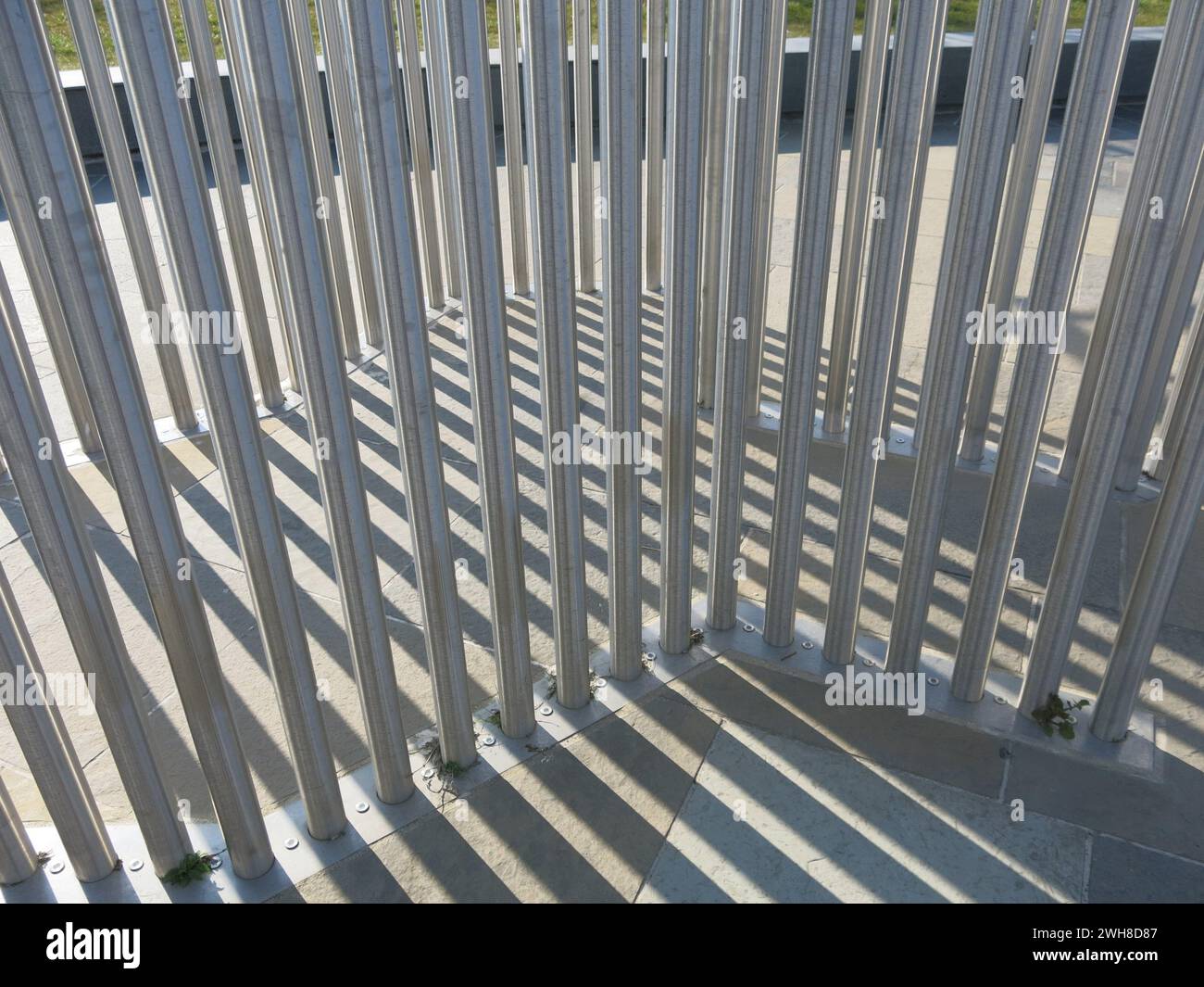 Linee, forme e ombre nell'architettura moderna: Le aree esterne del V&A Dundee Design Museum con tettoie scultoree e scherma. Foto Stock