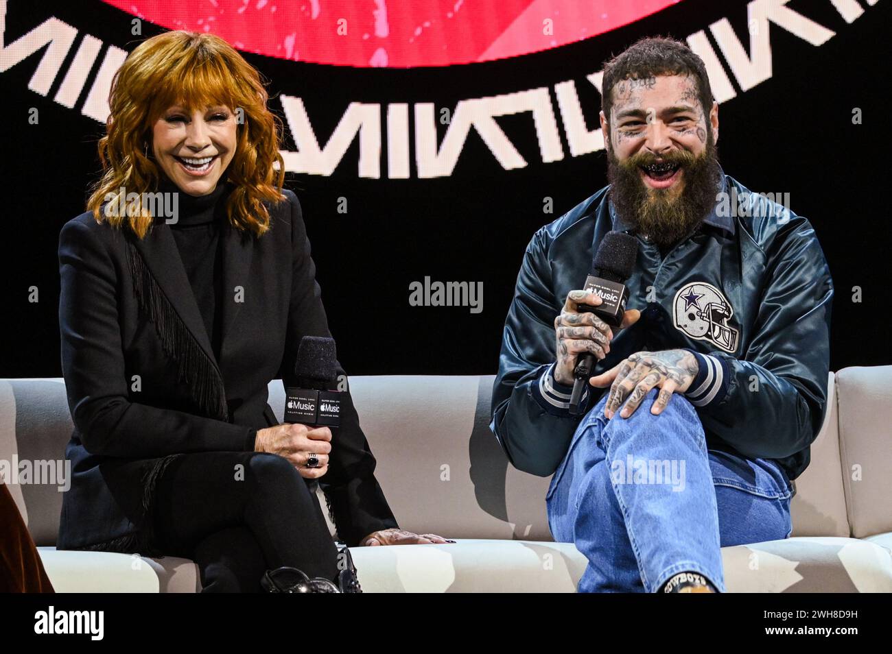 Reba McEntire e Post Malone parlano sul palco durante l'Apple Music Super Bowl LVIII Halftime Show Press Conference tenutasi al Mandalay Bay Convention Center di Las Vegas, Nevada. Data foto: Giovedì 8 febbraio 2024. Foto Stock