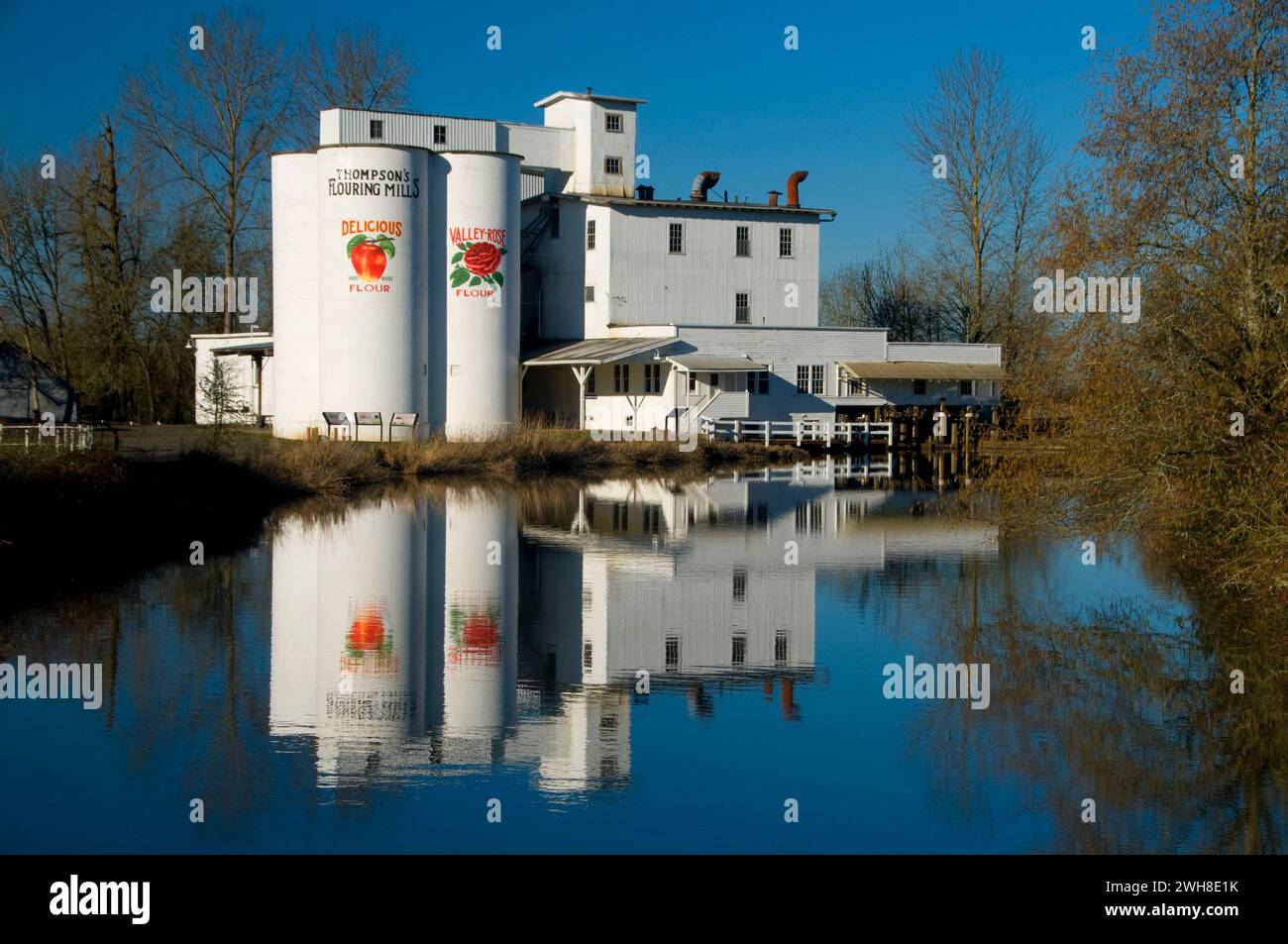 Thompson's Mill with Reflection, Thompson's Mills State Park, Oregon Foto Stock