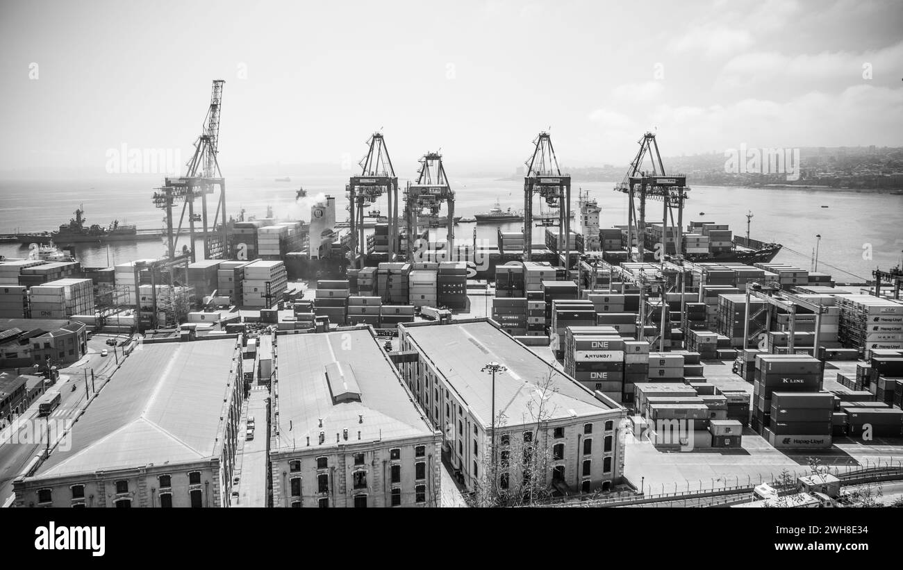 Panorama del porto container di Valparaiso con grandi gru e molti grandi container sulla costa cilena. Foto Stock