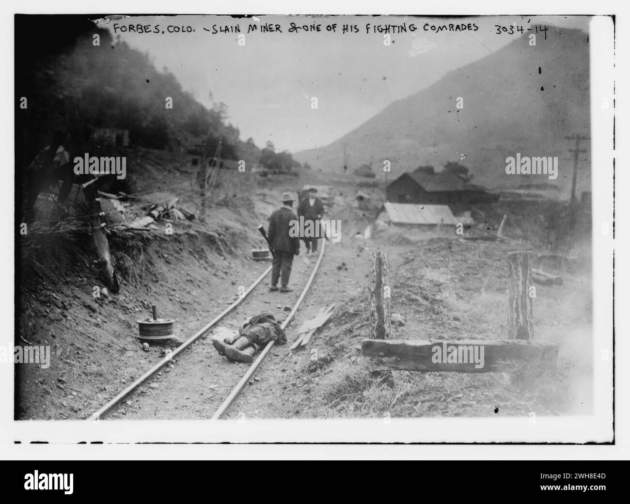 1914 May 3] rovine Ludlow Colony -- Trinidad, Colorado. - Minatore ucciso e uno dei suoi compagni di combattimento (LOC). Le foto mostrano eventi relativi al massacro di Ludlow, durante il quale un campo di tenda di minatori in attacco a Ludlow Colorado è stato attaccato dalla Guardia Nazionale del Colorado il 20 aprile 1914. Foto Stock