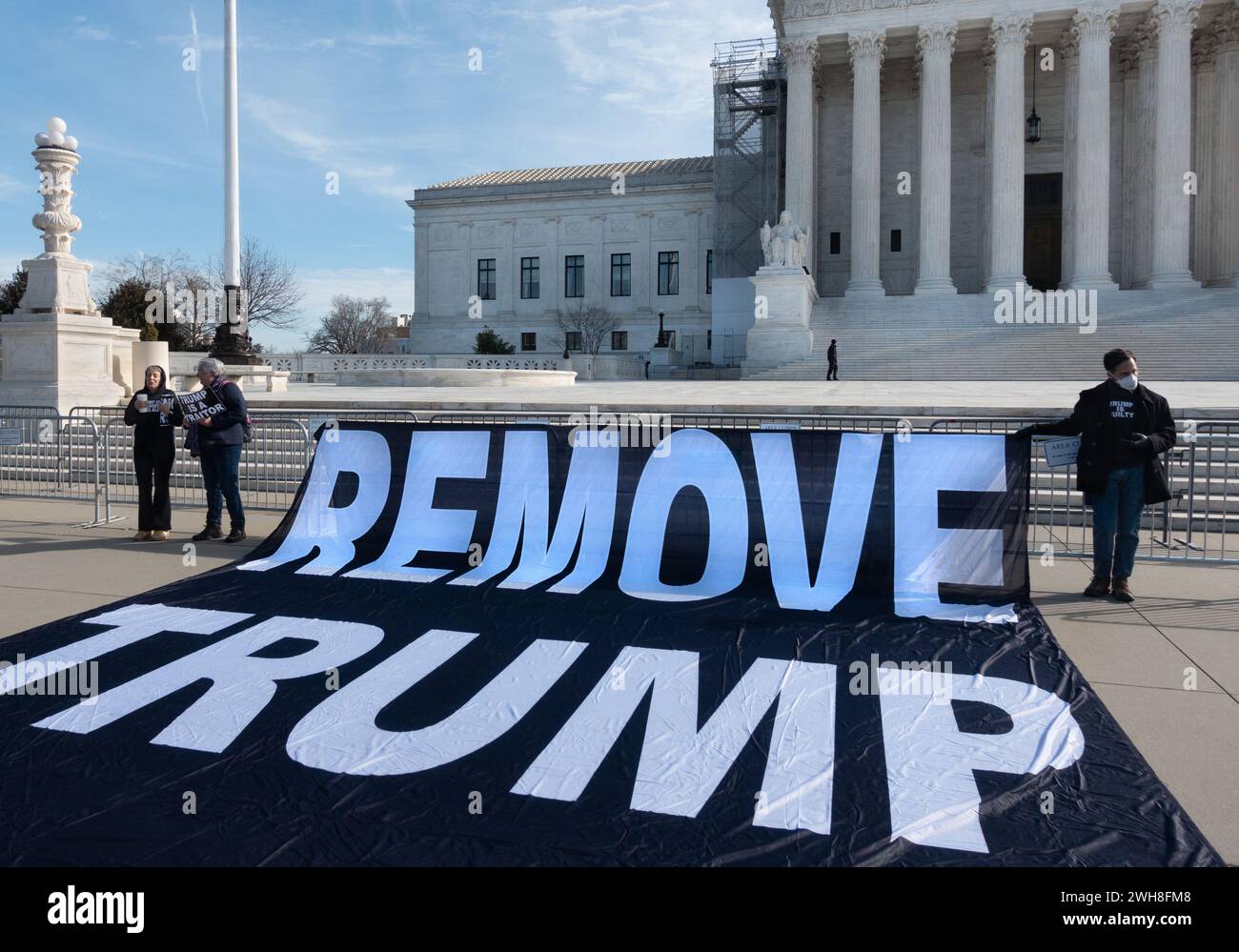 8 febbraio 2024: I manifestanti al di fuori della Corte Suprema come giudici all'interno ascoltano argomenti orali nel caso intentato dai residenti del Colorado che sostengono che l'ex presidente Trump non è eleggibile al voto presidenziale del 2024 a causa della clausola di insurrezione della costituzione statunitense. Foto Stock