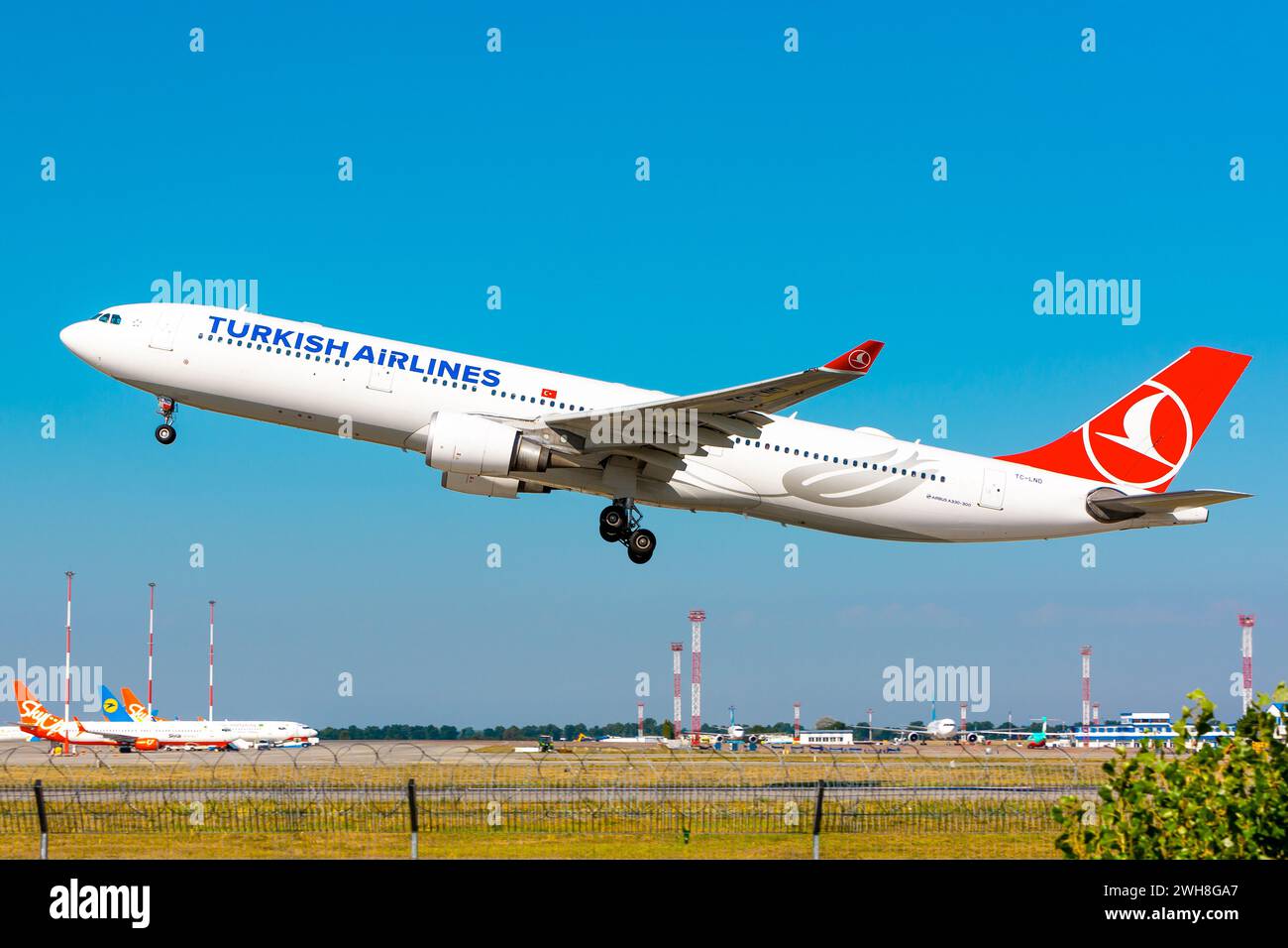 Boryspil, Ucraina - 20 agosto 2020: L'aereo Airbus A330-300 (TC-LND) di Turkish Airlines decolla dall'aeroporto internazionale di Boryspil Foto Stock