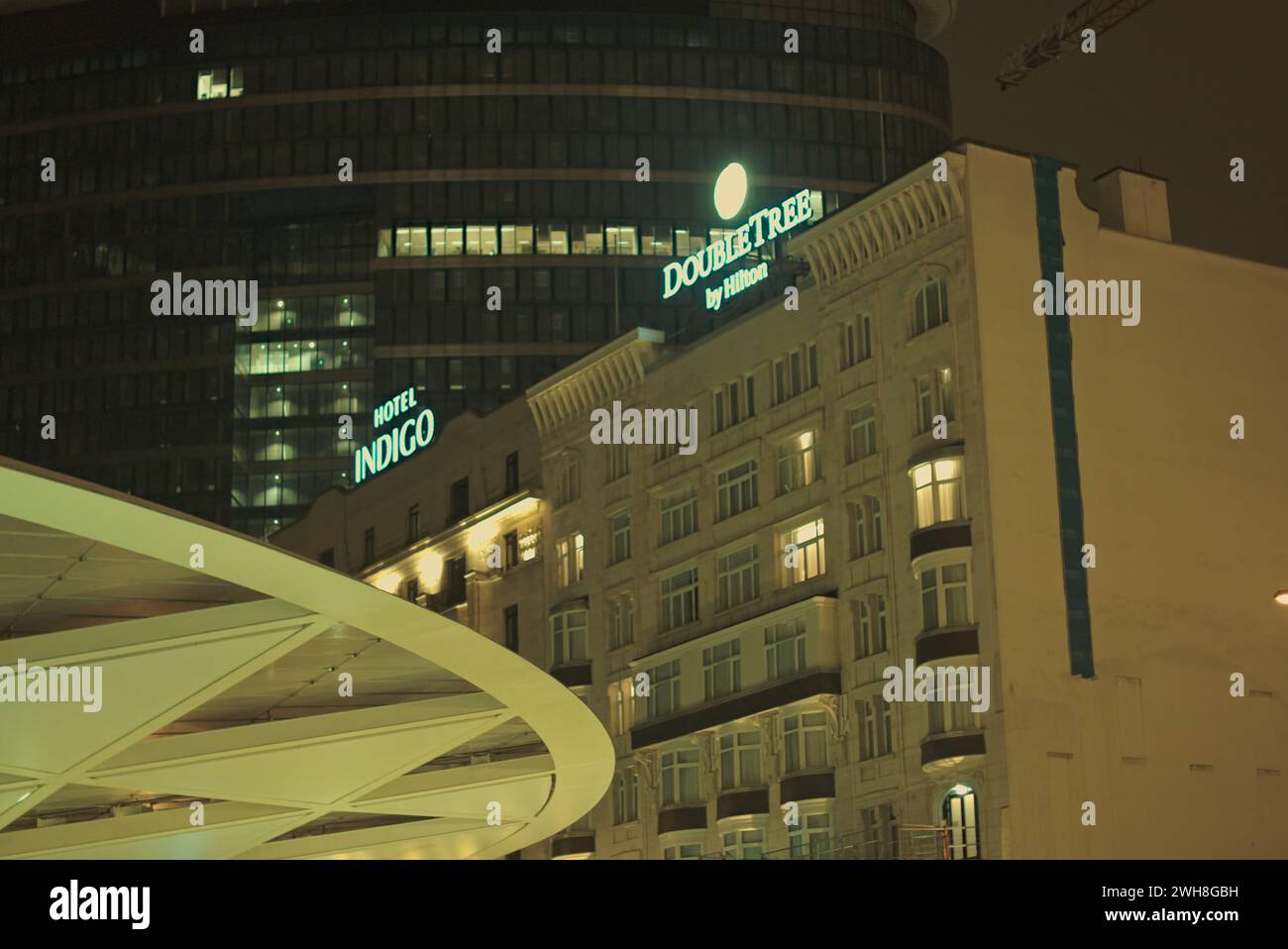 Bruxelles, Belgio. 5 febbraio 2024. Facciata degli edifici di Bruxelles. Architettura cittadina. Edificio della caffetteria Starbucks, degli hotel Indigo e Double Tree Foto Stock