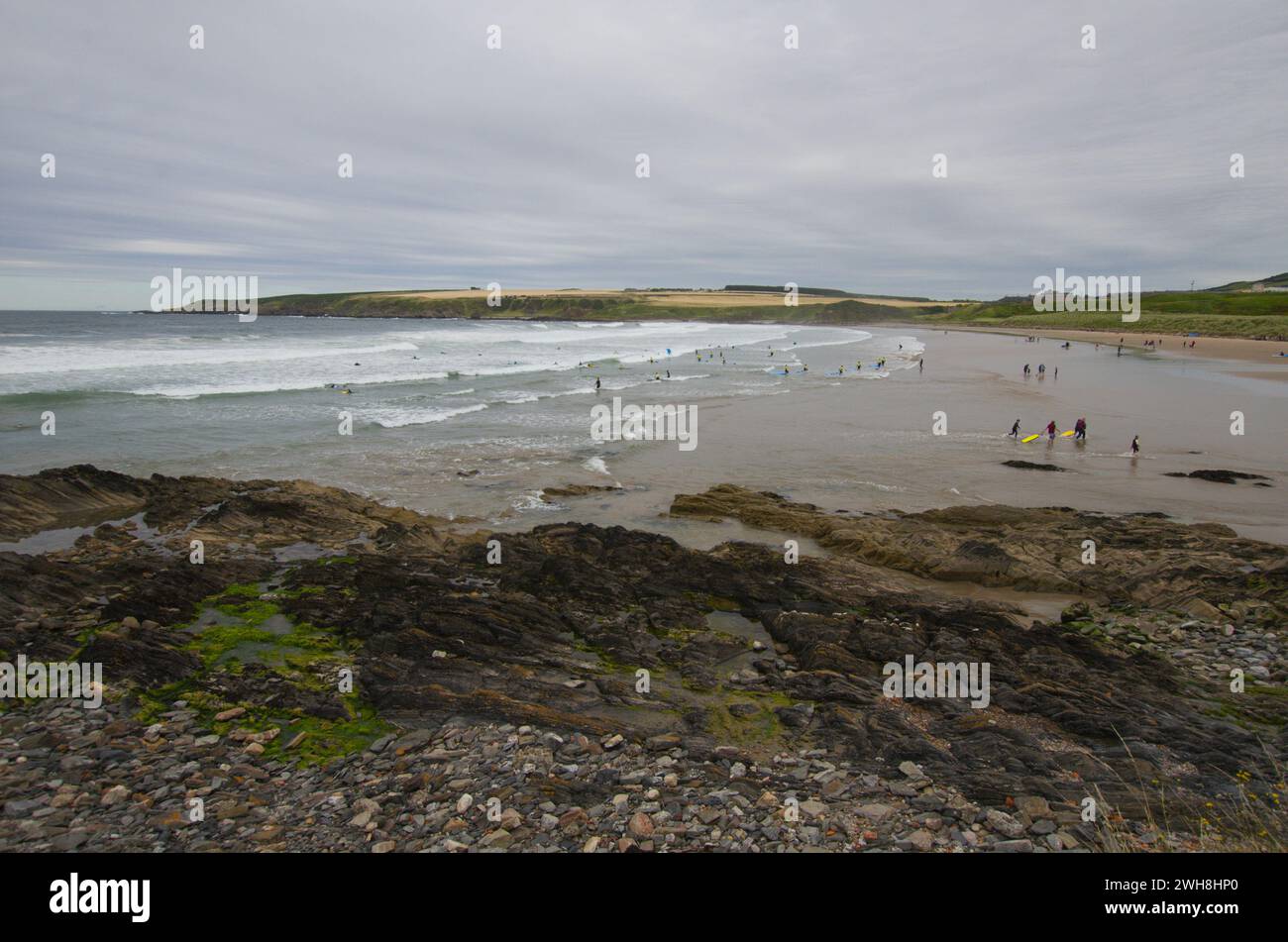Persone sulla spiaggia di Sandend Bay, sulla costa settentrionale dell'Aberdeenshire, Scozia, Regno Unito Foto Stock