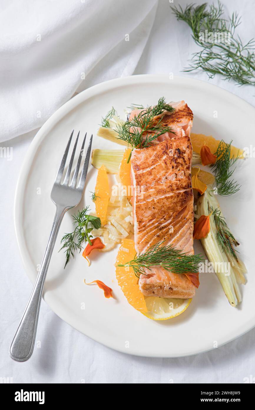 Bistecca di pesce salmone a fette su un piatto di verdure Foto Stock