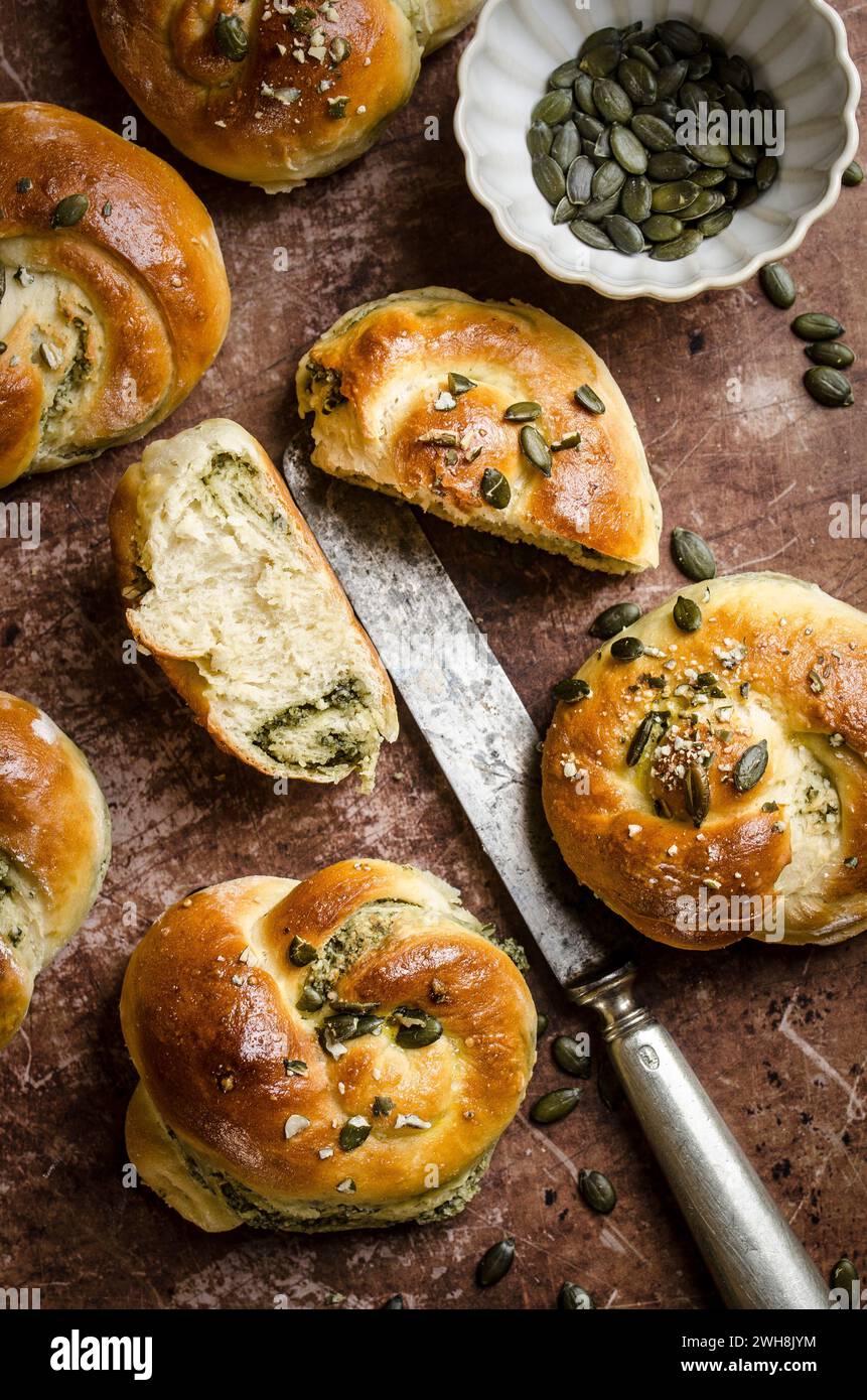 Panini con crema di semi di zucca cosparsi di semi di zucca su teglia da forno stressata Foto Stock