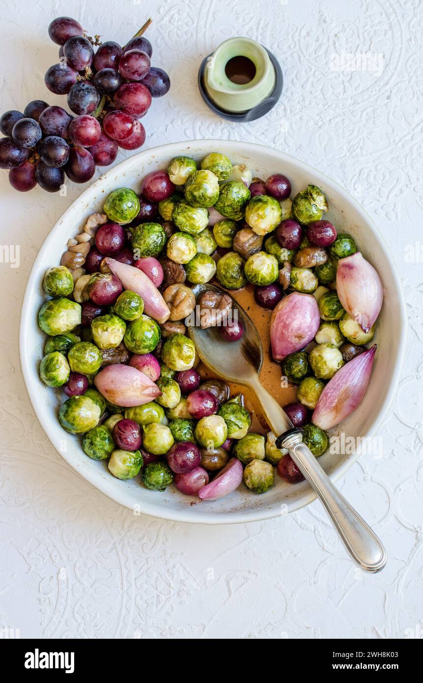 Dolci e aspri cavoletti di bruxelles con uva e castagne Foto Stock