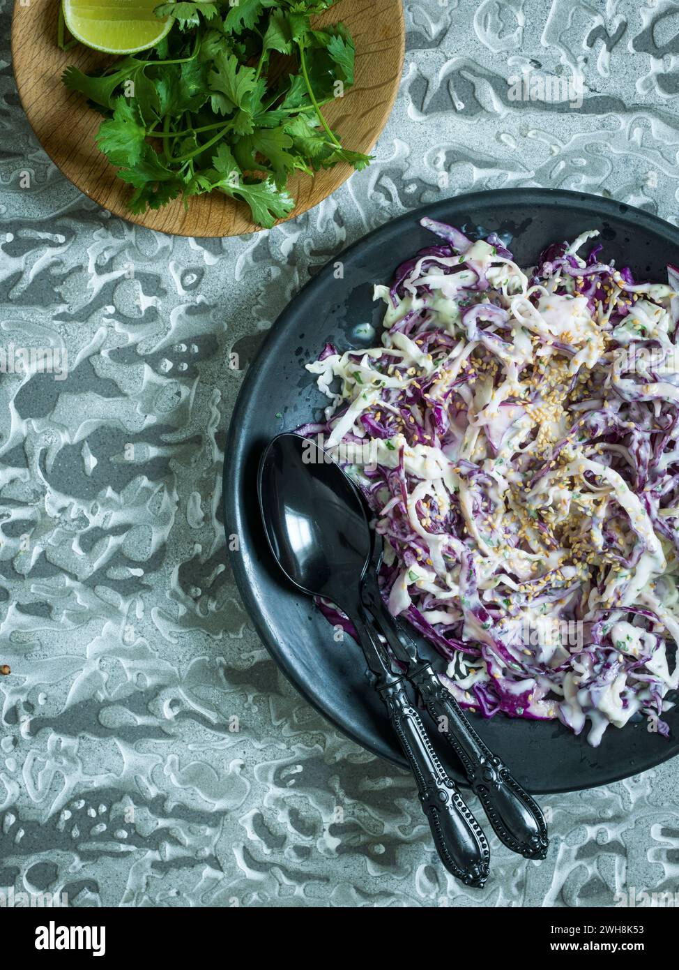 Coleslaw con semi di sesamo, coriandolo e lime. Foto Stock