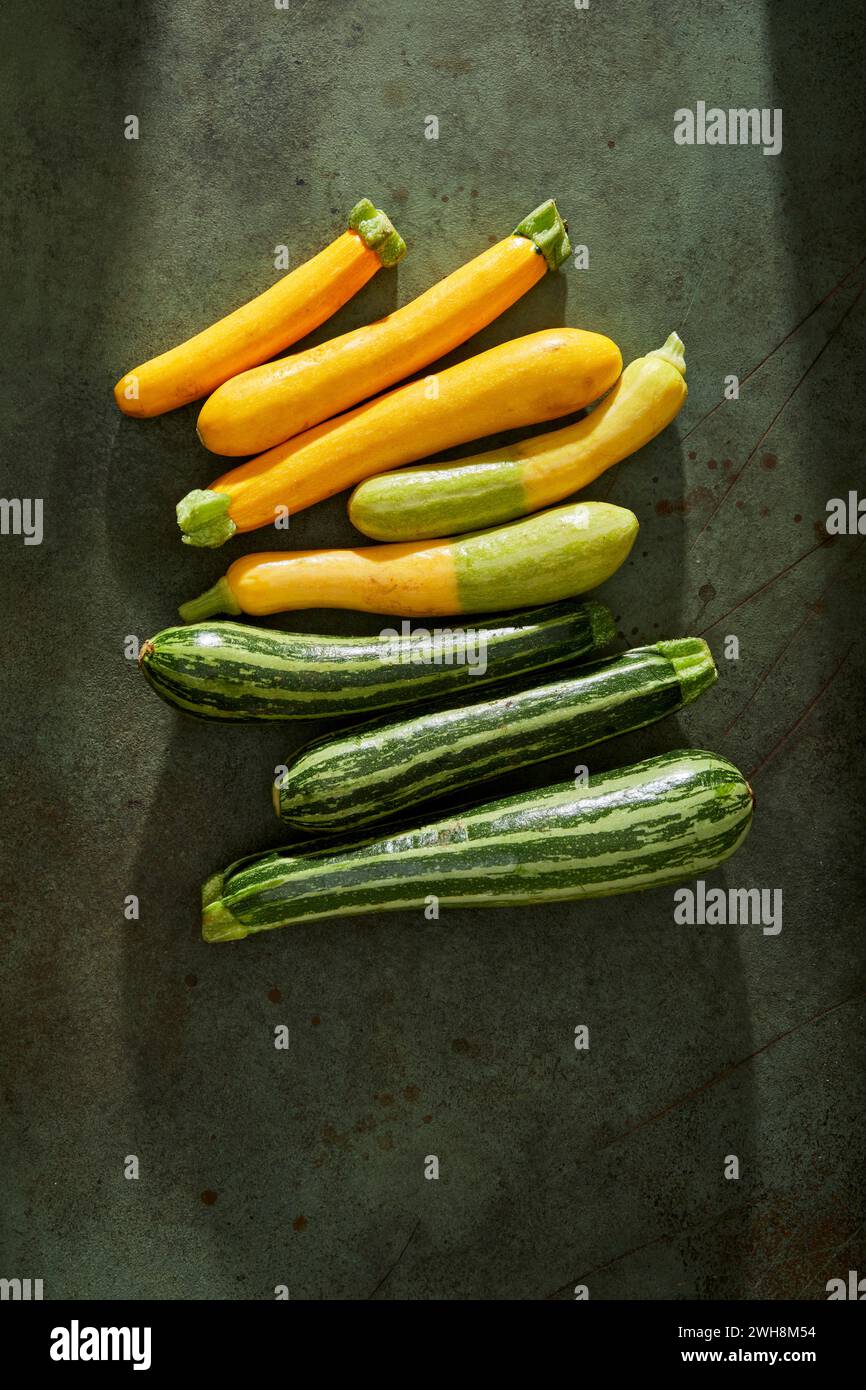 Zucchine su sfondo verde Foto Stock