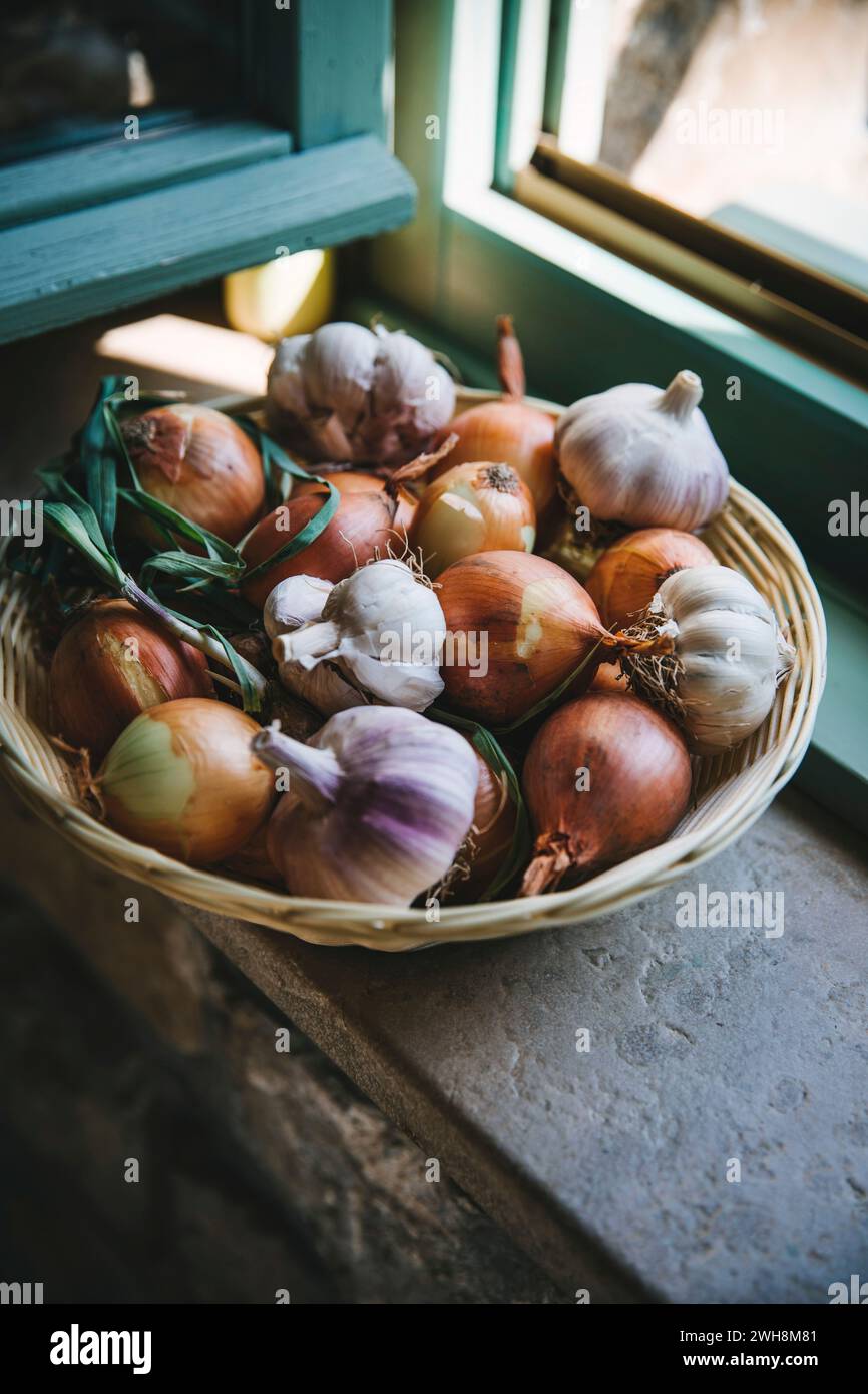 Cipolle e aglio in un cestello Foto Stock