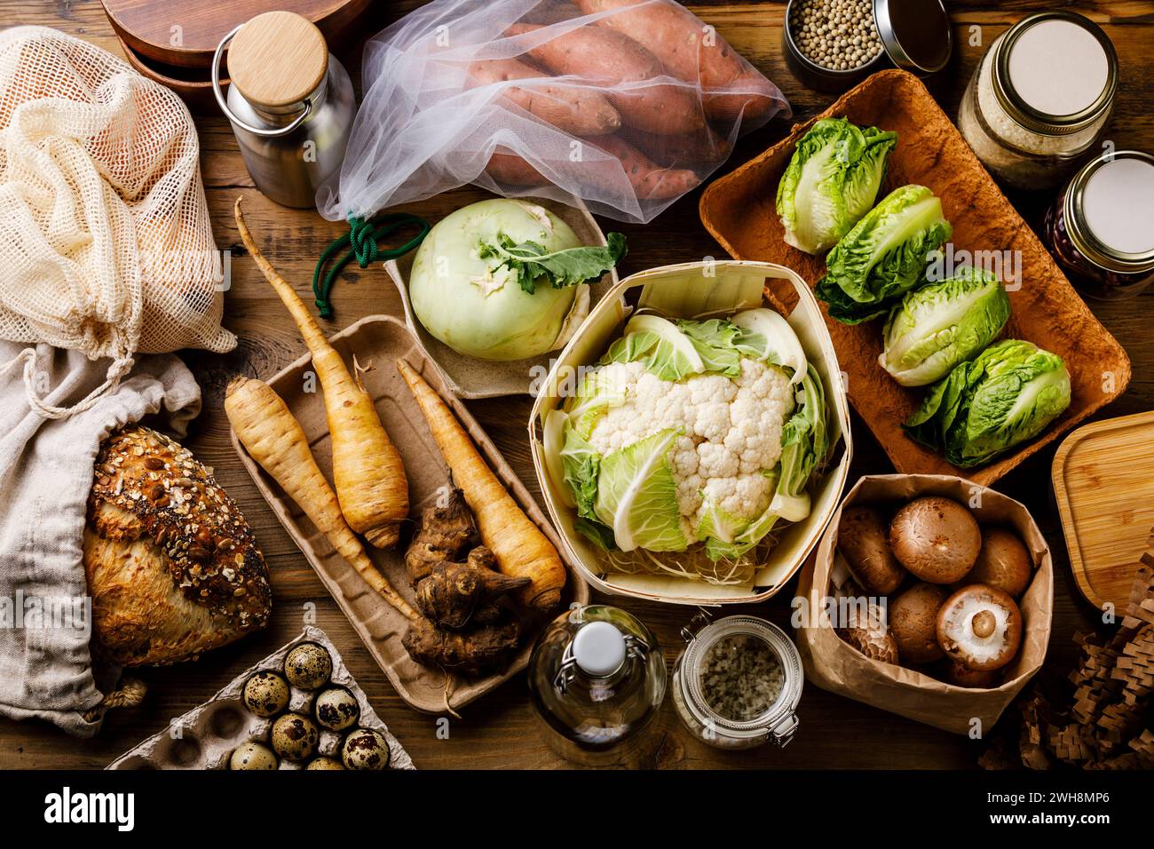 Zero rifiuti senza plastica compostabile ecologico vari tipi di confezioni per l'acquisto di alimenti su fondo in legno Foto Stock