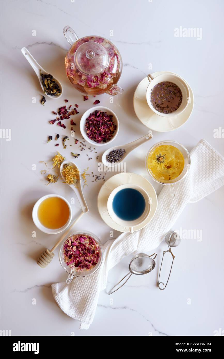 Selezione di tisane, petali di rosa, calendula, lavanda e fiore di pisello blu, noto per il loro sapore, le proprietà medicinali e nutrizionali Foto Stock