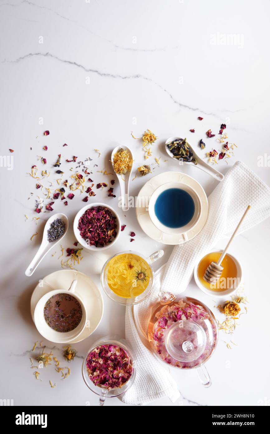 Selezione di tisane, petali di rosa, calendula, lavanda e fiore di pisello blu, noto per il loro sapore, le proprietà medicinali e nutrizionali Foto Stock