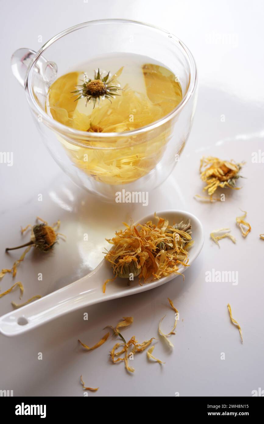 Calendula tè medicinale essiccato alla calendula con un primo piano di fiori secchi. Foto Stock