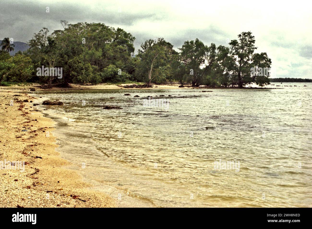 Paesaggio di una spiaggia a Sumur, un villaggio costiero di fronte allo stretto di Sunda, che si trova vicino al Parco Nazionale di Ujung Kulon a Pandeglang, Banten, Indonesia. Foto Stock