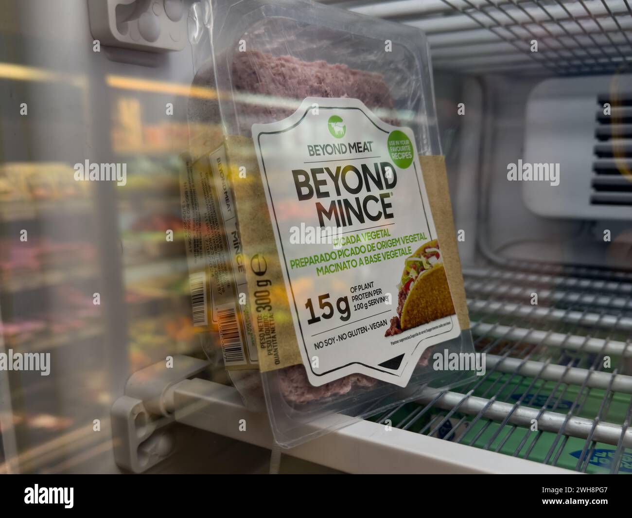 Oltre alla macinatura, la carne vegetale sostituisce, con Beyond Meat, nel congelatore del negozio. Foto Stock