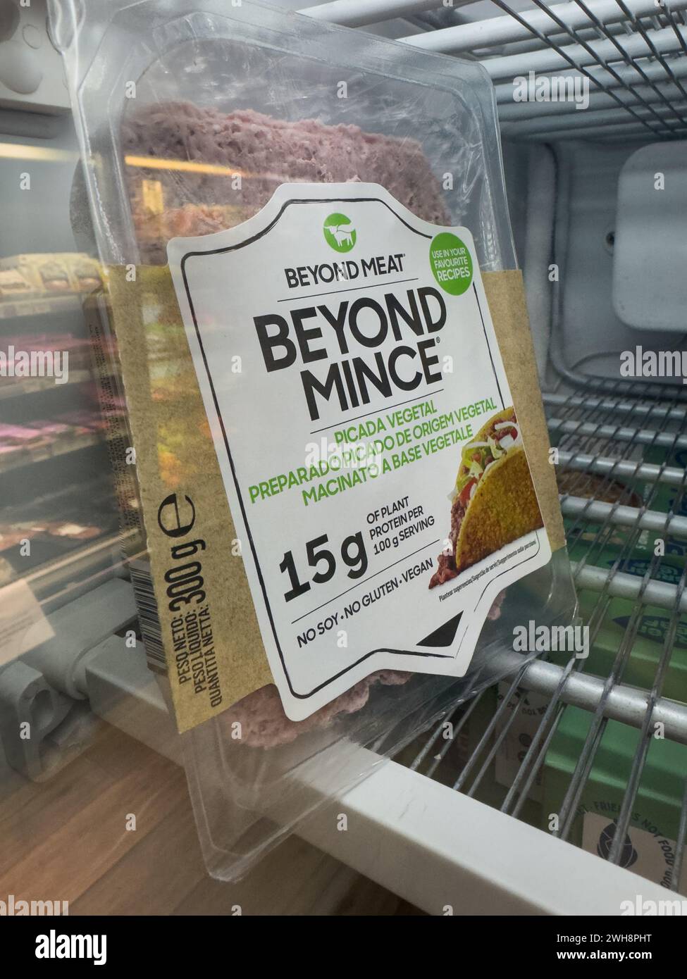Oltre alla macinatura, la carne vegetale sostituisce, con Beyond Meat, nel congelatore del negozio. Foto Stock
