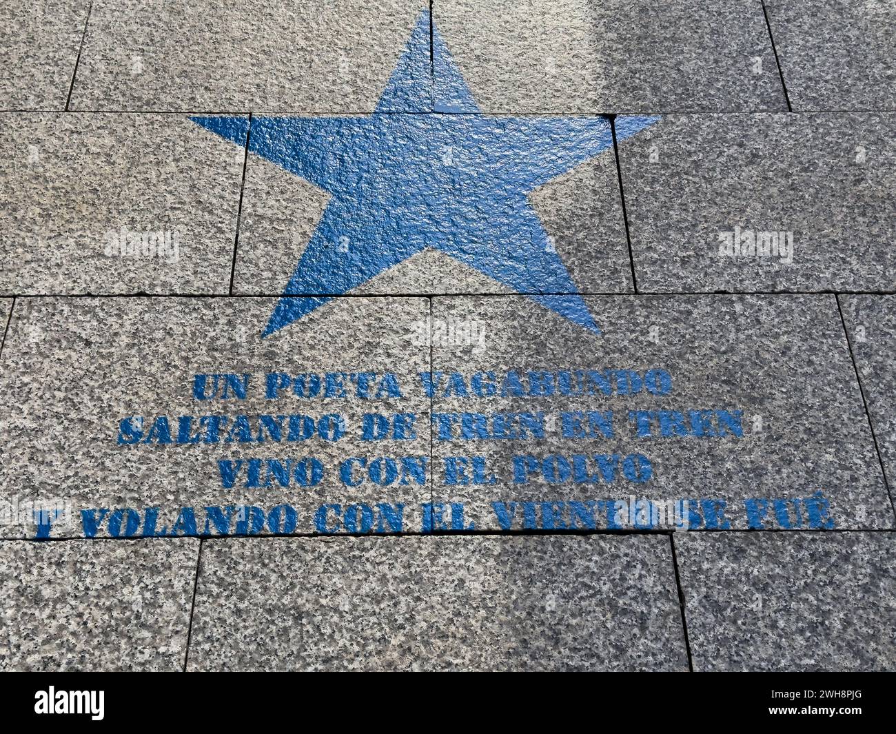Un percorso di stelle con frasi tratte dal film "Estrella Azul", sulla vita del musicista locale Mauricio Aznar, copre Paseo Independencia di Saragozza, Foto Stock