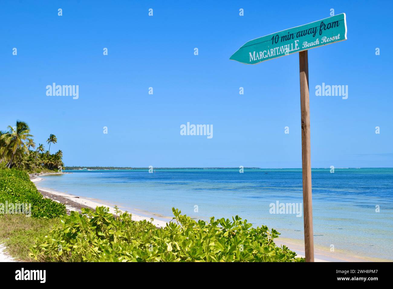 Un cartello con la scritta "10 minuti di distanza dal resort sulla spiaggia di Margaritaville" sulla parte nord di Ambergris Caye, Belize, America centrale. Foto Stock
