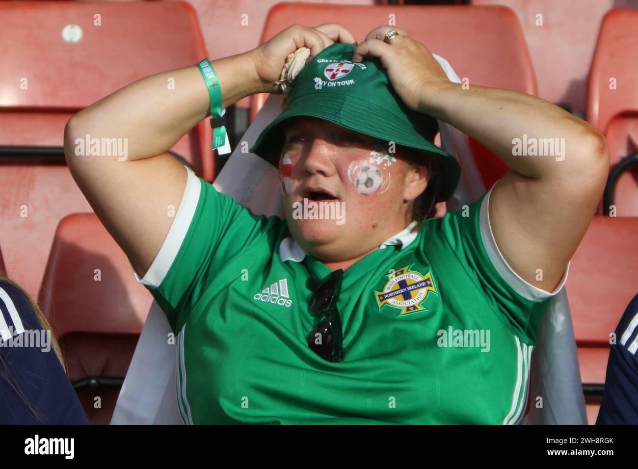 Donna con le mani sulla testa maglia NI e berretto verde Inghilterra contro Irlanda del Nord UEFA Euro 15 luglio 2022 St Marys Stadium Southampton Foto Stock