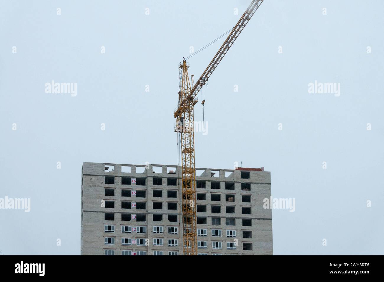 Costruzione lavori di costruzione per la costruzione di un edificio residenziale nella città di Novokuibyshevsk regione di Samara Samara Russia Copyright: XSv Foto Stock