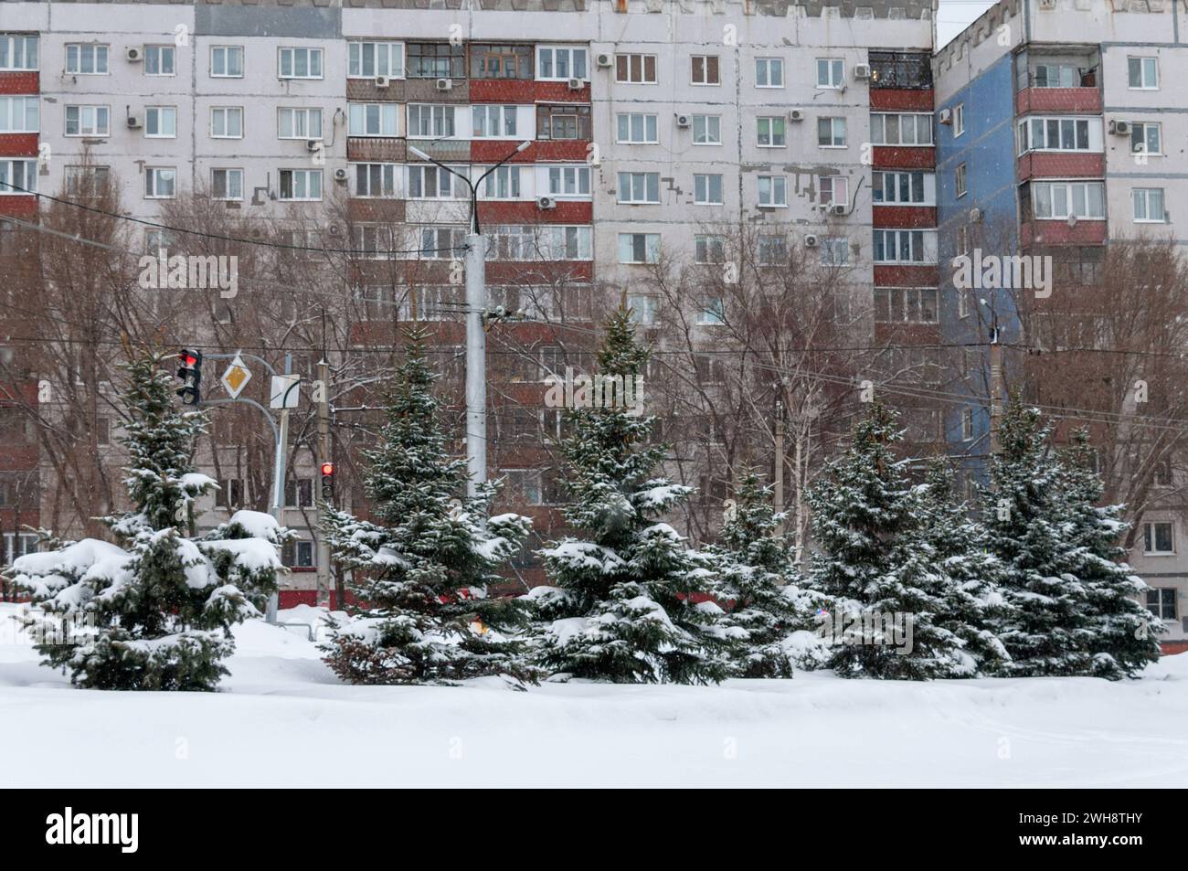 Novokuibyshevsk pannello edifici residenziali a nove piani nella città di Novokuibyshevsk regione di Samara Russia Copyright: XSvetlanaxVozmilovax Voz Foto Stock