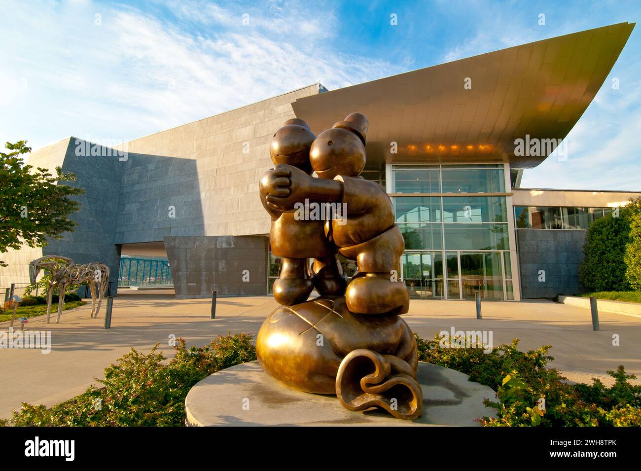 "Free Money" di Tom Otterness (1963) e "Boreal" di Deborah Butterfield (2001) di fronte all'Hunter Museum of American Art, costruito su un promontorio di 80 metri Foto Stock