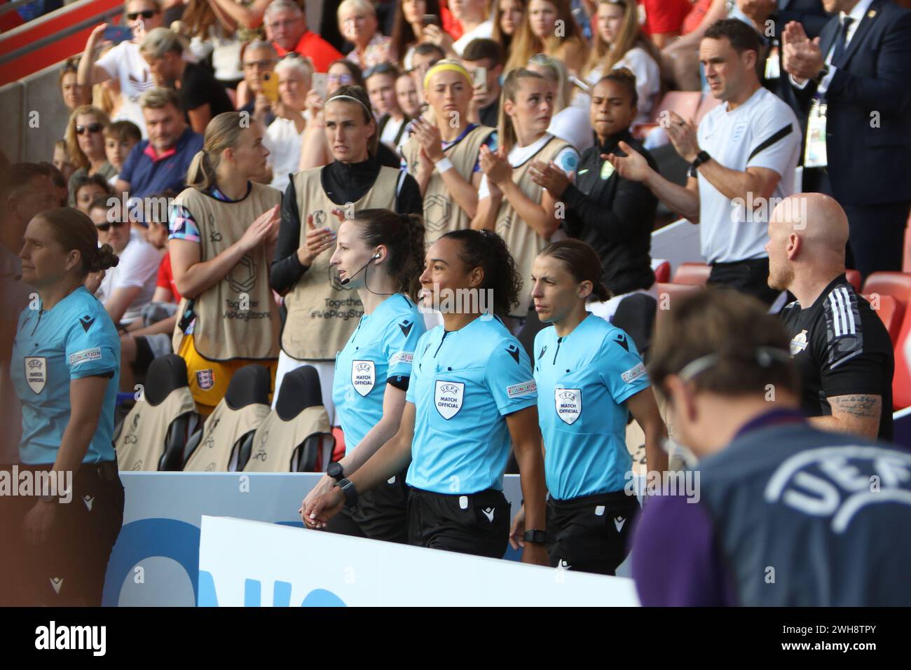 Arbitro ufficiale partita Esther Staubli (r) Inghilterra contro Irlanda del Nord UEFA donne Euro 15 luglio 2022 St Marys Stadium Southampton Foto Stock