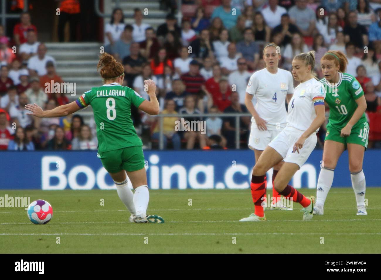 Leah Williamson passa l'Inghilterra contro l'Irlanda del Nord UEFA Women Euro 15 luglio 2022 St Marys Stadium Southampton Foto Stock