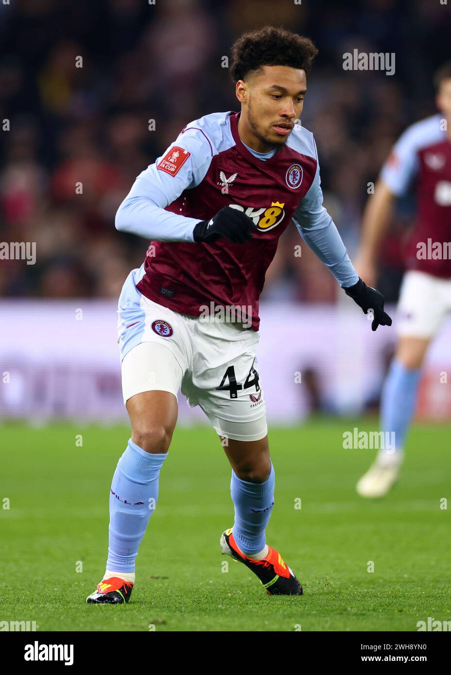 Boubacar Kamara dell'Aston Villa durante il quarto turno di rigiocata della Coppa d'Emirati Arabi tra l'Aston Villa e il Chelsea al Villa Park Foto Stock