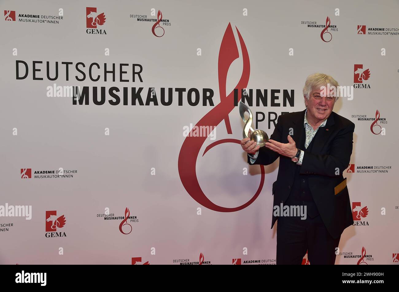 15) Deutschen Musikautor/innenpreis Rolf Zuckowski, Musik & Engagment Ankunft zur Verleihung des 15. Deutschen Musikautor/innenpreis im Hotel Ritz a Berlino, am 08.02.2024 *** 15 Premio autore musicale tedesco Rolf Zuckowski, Musik Engagment arrivo alla cerimonia di premiazione del 15 Premio autore musicale tedesco all'Hotel Ritz di Berlino, il 08 02 2024 Photopress Mueller Foto Stock