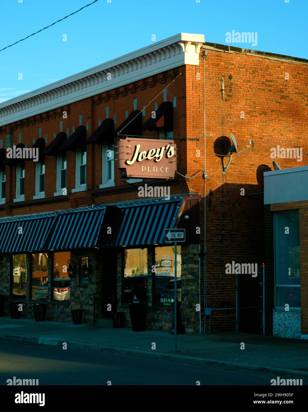 Joeys Place, edificio in mattoni e insegne vintage, Tonawanda, New York Foto Stock
