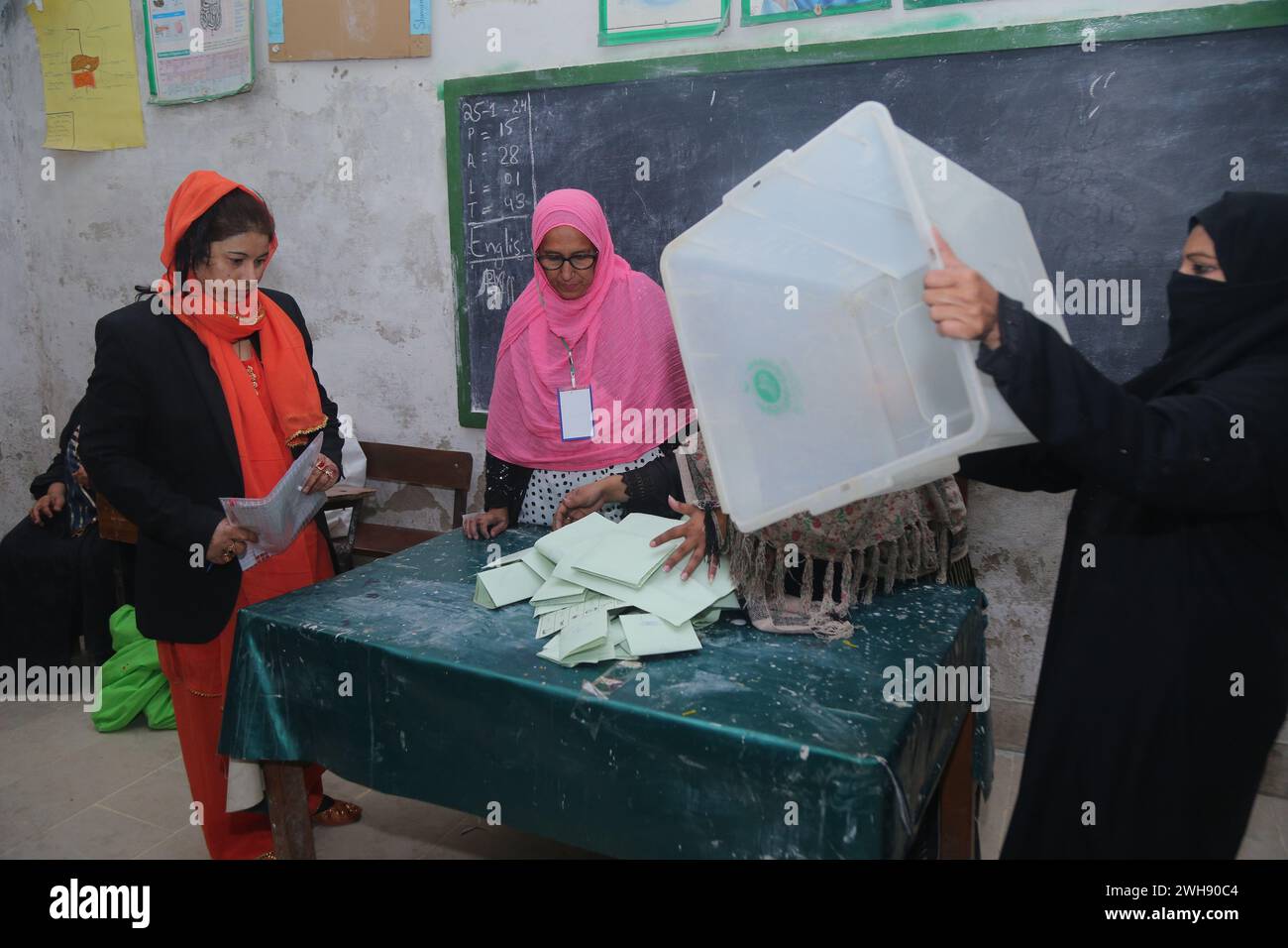 Hyderabad, Sindh, Pakistan. 8 febbraio 2024. Il personale addetto ai sondaggi sta aprendo le urne per contare i voti dopo la fine del turno di votazioni durante le elezioni generali (immagine di credito: © Jan Ali Laghari/Pacific Press via ZUMA Press Wire) SOLO USO EDITORIALE! Non per USO commerciale! Foto Stock