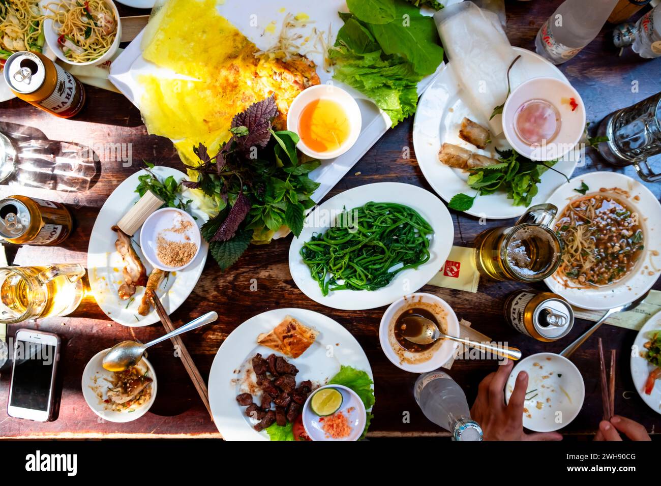 Flay lay foto di una varietà di piatti tradizionali vietnamiti in un ristorante di Hanoi Foto Stock