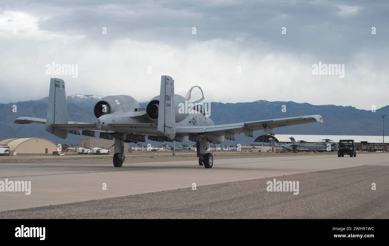 Un A-10C Thunderbolt II, taxi aerei verso il 309th Aircraft Maintenance and Regeneration Group presso la Davis-Monthan Air Force base, Ariz., 6 febbraio 2024. Tutti gli A-10 di DM saranno immagazzinati nell'AMARG quando l'Air Force ritira l'aereo. (Foto dell'aeronautica statunitense di staff Sgt. Nicholas Ross) Foto Stock