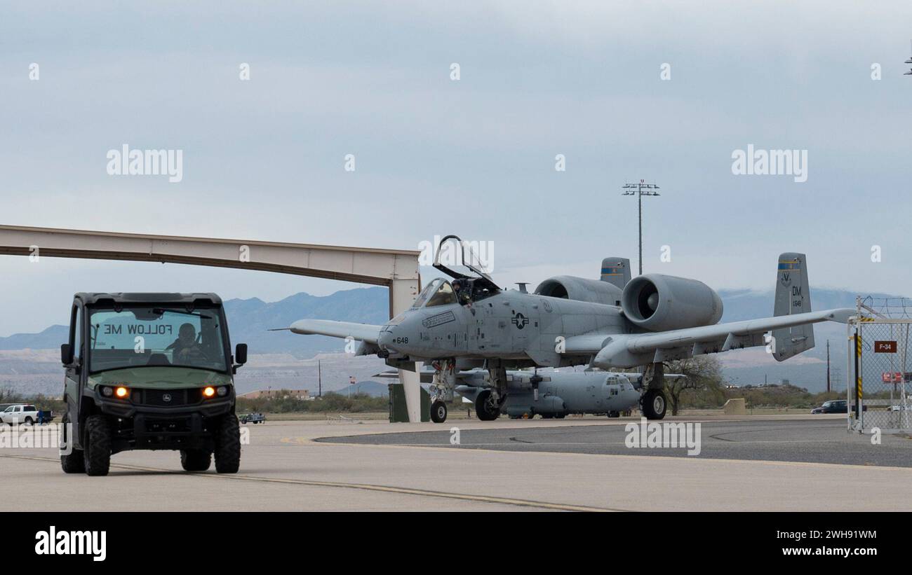 Un A-10C Thunderbolt II, taxi aerei verso il 309 Aircraft Maintenance and Regeneration Group presso la Davis-Monthan Air Force base, Ariz., 6 febbraio 2024. Davis-Monthan cederà la sua intera flotta di A-10 entro 3-5 anni. (Foto dell'aeronautica statunitense di staff Sgt. Nicholas Ross) Foto Stock
