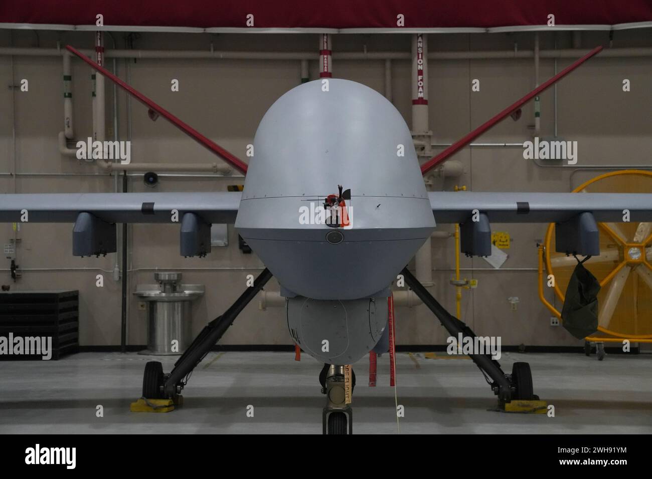 Un mq-9 Reaper pilotato da remoto è parcheggiato in un hangar presso la Creech Air Force base, Nevada, 21 gennaio 2024. Nel suo ruolo secondario come risorsa di intelligence, sorveglianza e ricognizione, il mq-9 fa parte di un sistema che supporta aerei da attacco e comandanti di terra acquisendo e tracciando obiettivi dinamici o altre informazioni utili. È inoltre in grado di sostenere un'ampia gamma di operazioni, quali la sorveglianza costiera e di frontiera, il monitoraggio delle armi, l'applicazione dell'embargo, l'assistenza umanitaria/in caso di catastrofi, il sostegno al mantenimento della pace e alle operazioni contro il narcotico. (Foto U.S. Air Force Foto Stock