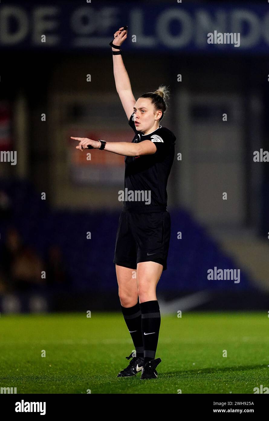 Phoebe Cross, arbitro durante i quarti di finale di fa Women's Continental Tyres League Cup a Kingsmeadow, Londra. Data foto: Mercoledì 7 febbraio 2024. Foto Stock