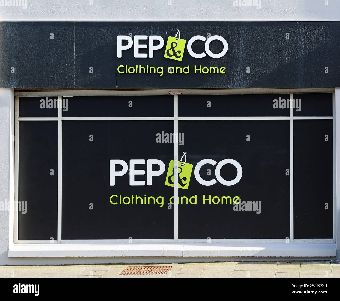 Vendita al dettaglio nel Regno Unito, vetrina del negozio Pep&Co che mostra l'abbigliamento Pep&Co e la pubblicità per la casa. Foto Stock