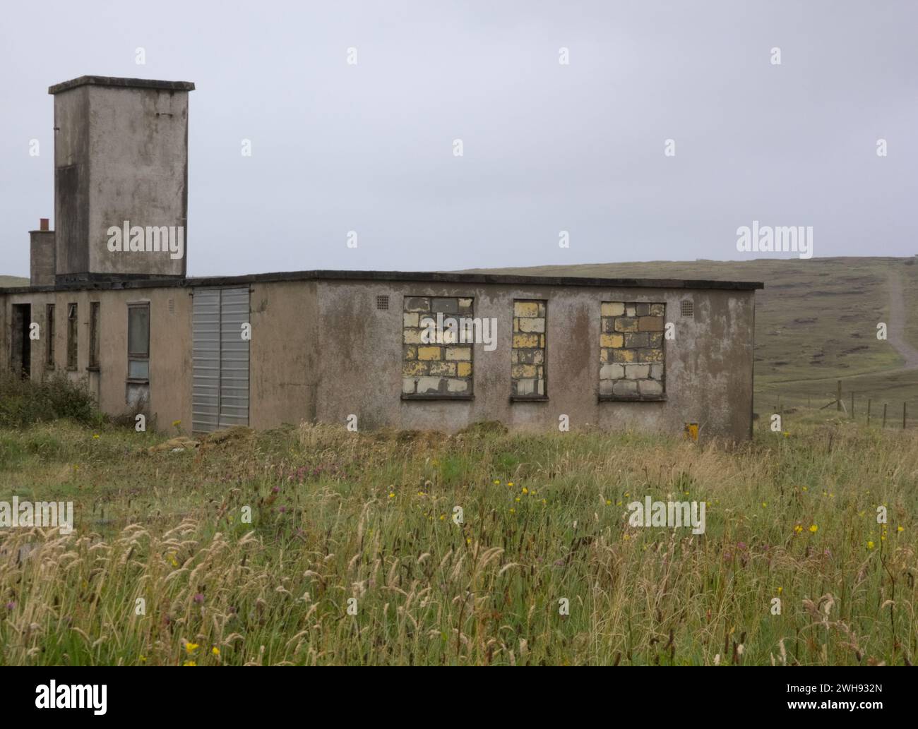 Stazione radio abbandonata (costruita tra il 1954 e il 1974) - Gallan Head, Lewis Island. Il sito fu definitivamente abbandonato nel 2010 Foto Stock