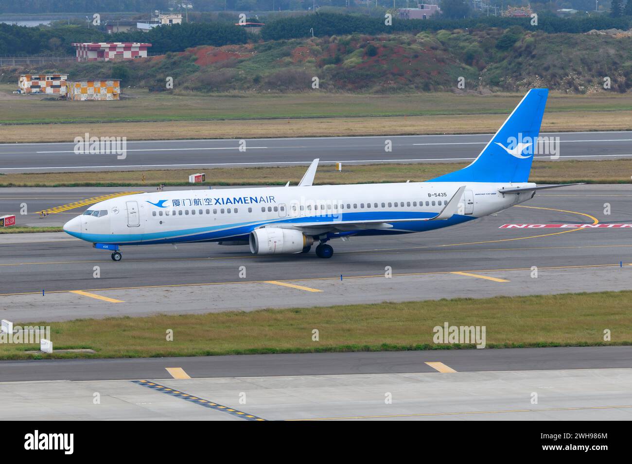 Xiamen Air Boeing 737-98, rullaggio degli aeromobili. Aereo Boeing 737-800 di XiamenAir, noto anche come Xiamen Airlines. Foto Stock