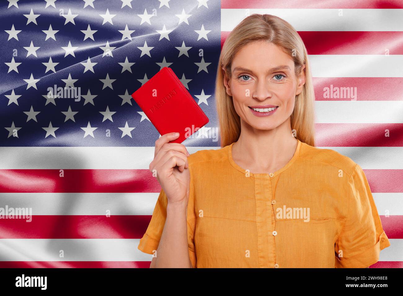 Immigrazione. Donna felice con passaporti contro la bandiera nazionale degli Stati Uniti, spazio per il testo Foto Stock