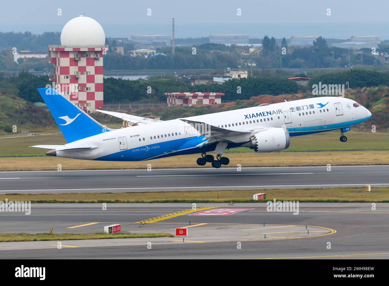 Xiamen Air Boeing 787 in decollo. Aereo Boeing 787-8 Dreamliner di XiamenAir, conosciuto anche come Xiamen Airlines in partenza. Foto Stock