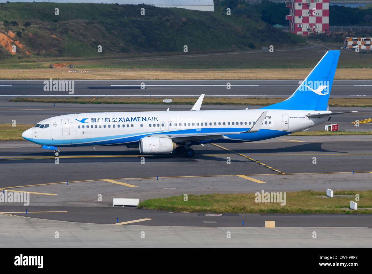 Xiamen Air Boeing 737-98, rullaggio degli aeromobili. Aereo Boeing 737-800 di XiamenAir, noto anche come Xiamen Airlines. Foto Stock